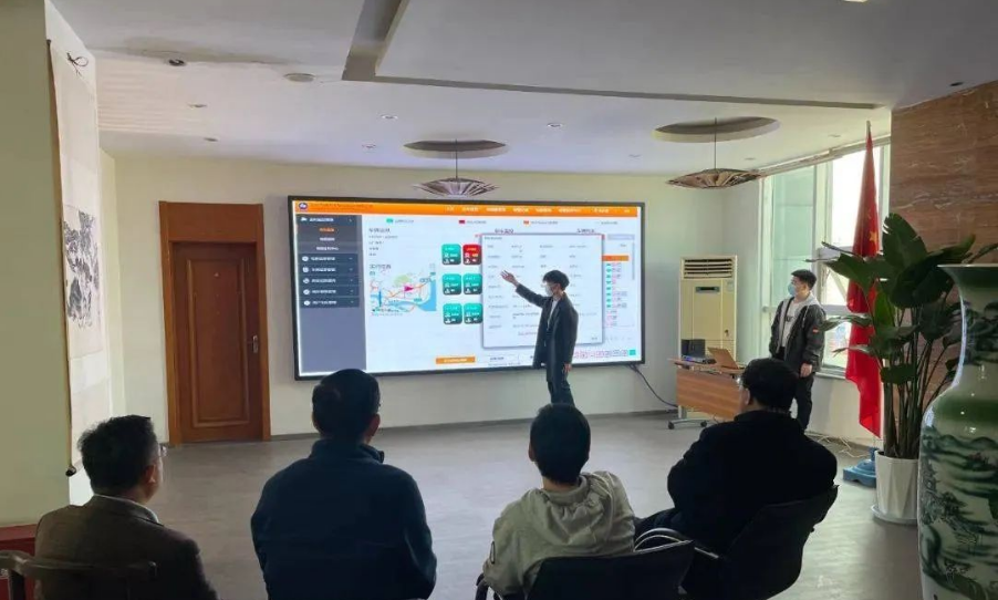 張秀麗表示感謝中國輪胎循環(huán)利用協(xié)會(huì)李會(huì)長一行蒞臨萬通調(diào)研指導(dǎo)。鄭州萬通堅(jiān)持走綠色創(chuàng)新發(fā)展的道路，加大輪胎翻新推廣力度，堅(jiān)持為用戶提供高品質(zhì)的產(chǎn)品和服務(wù)為宗旨。張秀麗表示，希望能夠與行業(yè)內(nèi)的企業(yè)共同推進(jìn)綠色循環(huán)經(jīng)濟(jì)的發(fā)展，推動(dòng)行業(yè)的可持續(xù)發(fā)展。