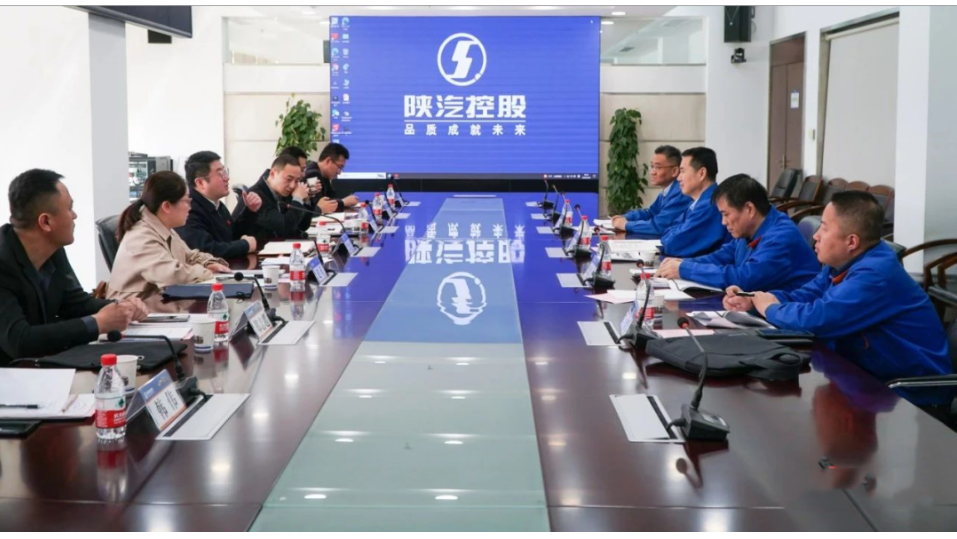 延長橡膠公司總經理張航偉一行到陜西汽車控股集團有限公司參觀交流。雙方就全面深化戰(zhàn)略合作事宜進行了座談。