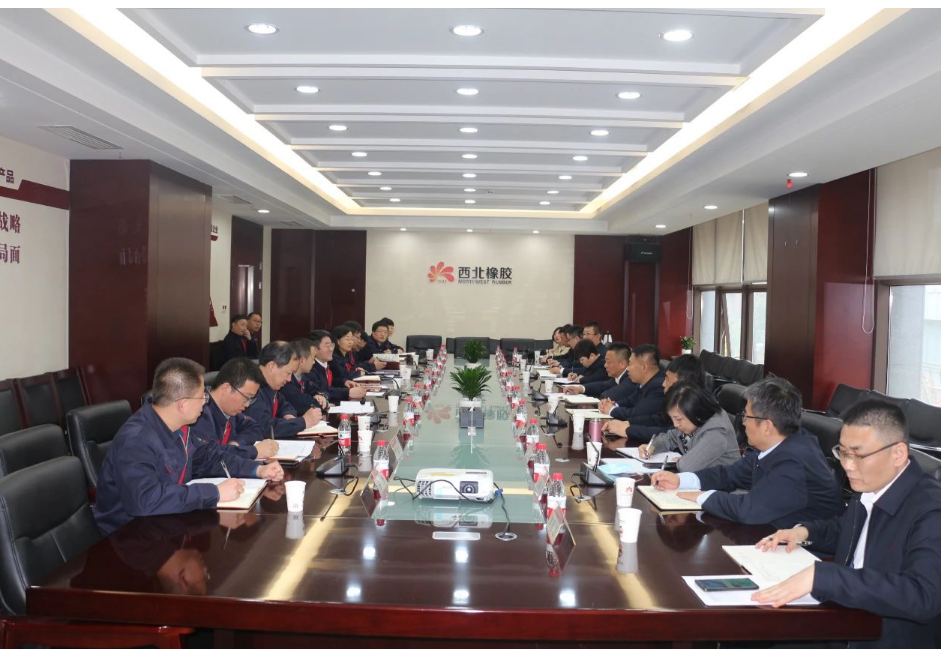 延長石油物資集團(tuán)公司執(zhí)行董事、總經(jīng)理李曉恒一行到訪西橡公司，就物資采供和營銷貿(mào)易等業(yè)務(wù)進(jìn)行交流座談。座談會(huì)上，公司采購、銷售、財(cái)務(wù)等相關(guān)部門負(fù)責(zé)人同物資集團(tuán)相關(guān)負(fù)責(zé)人圍繞內(nèi)部互供、物資管理及營銷貿(mào)易等工作進(jìn)行了深入探討和交流答疑。