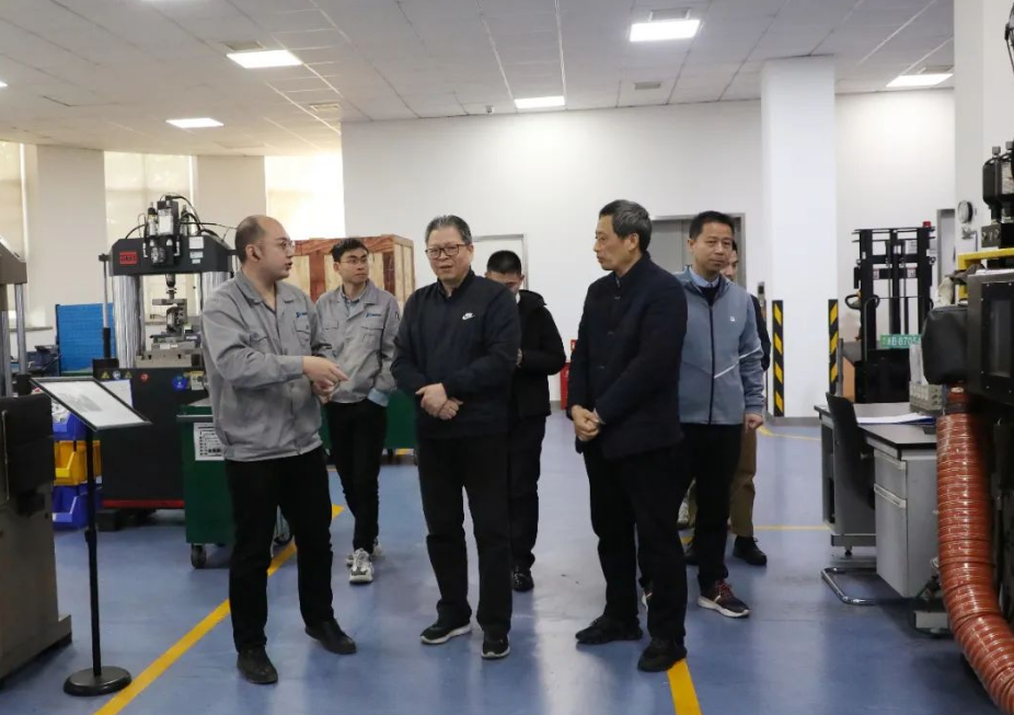 寧波市科協(xié)原主席陳文輝、副主席施英等一行日前到訪建新趙氏科技有限公司進行指導(dǎo)。