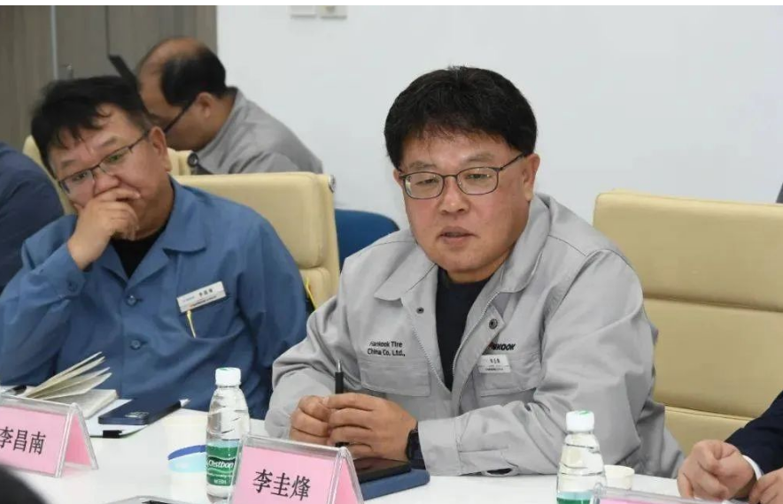座談會上，李圭烽向盛榮生一行介紹了韓泰輪胎江蘇工廠的發(fā)展沿革、產(chǎn)品規(guī)格、產(chǎn)能概況、產(chǎn)品認證、產(chǎn)線管理技術(shù)等方面內(nèi)容。