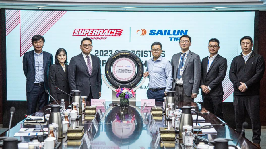 賽輪集團(tuán)與韓國SUPERRACE公司在青島舉行“2023年CJ LOGISTIC SUPERRACE CHAMPIONSHIP”賽事簽約儀式，賽輪集團(tuán)成為韓國最大賽事“CJ SUPERRACE GT CLASS”的獨(dú)家輪胎供應(yīng)商，這標(biāo)志著賽輪集團(tuán)賽事胎在國際化市場(chǎng)的開拓上邁出了堅(jiān)實(shí)的一步。