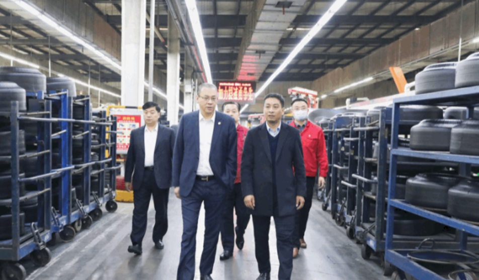 深圳市山東商會(huì)執(zhí)行秘書長陳振永一行到豐源輪胎公司進(jìn)行了參觀交流。期間，陳振永一行還深入現(xiàn)場(chǎng)，實(shí)地查看了公司精益化生產(chǎn)及智能化存儲(chǔ)。