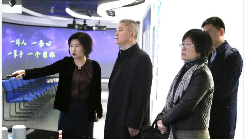青島市民營經(jīng)濟發(fā)展局黨組書記楊超一行到訪國橡中心。袁仲雪對市民營經(jīng)濟發(fā)展局在服務(wù)、助力國橡中心產(chǎn)業(yè)鏈企業(yè)上發(fā)揮的巨大作用表示感謝。