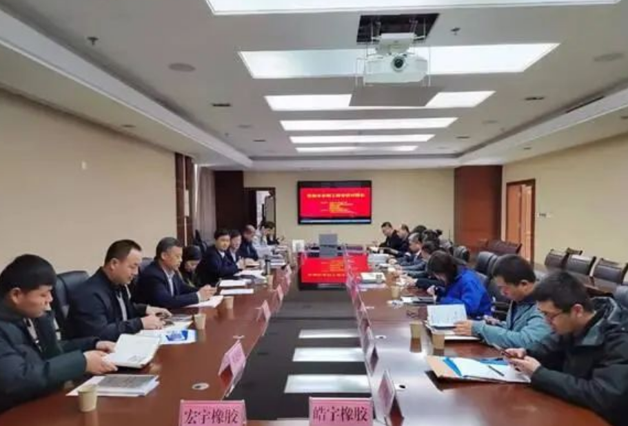 東營市人社局、東營市工信局、東營職業(yè)學(xué)院和東營科技職業(yè)學(xué)院聯(lián)合召開了“輪胎企業(yè)招工政企校對接會”，這是該市今年以來的首場專項(xiàng)對接活動。此次活動旨在幫助解決該市橡膠輪胎企業(yè)的用工問題。
