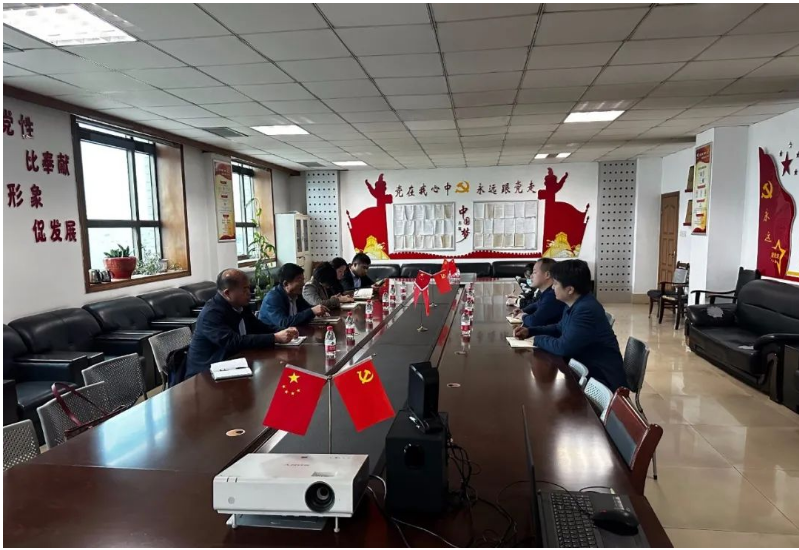 在此基礎(chǔ)上，該市兩家職業(yè)學(xué)院負(fù)責(zé)招生就業(yè)的同志與11家有用工需求的企業(yè)進(jìn)行面對面的現(xiàn)場對接。雙方進(jìn)行了逐一的雙向選擇，共達(dá)成用工需求意向533個，為企業(yè)用工提供了精準(zhǔn)服務(wù)。