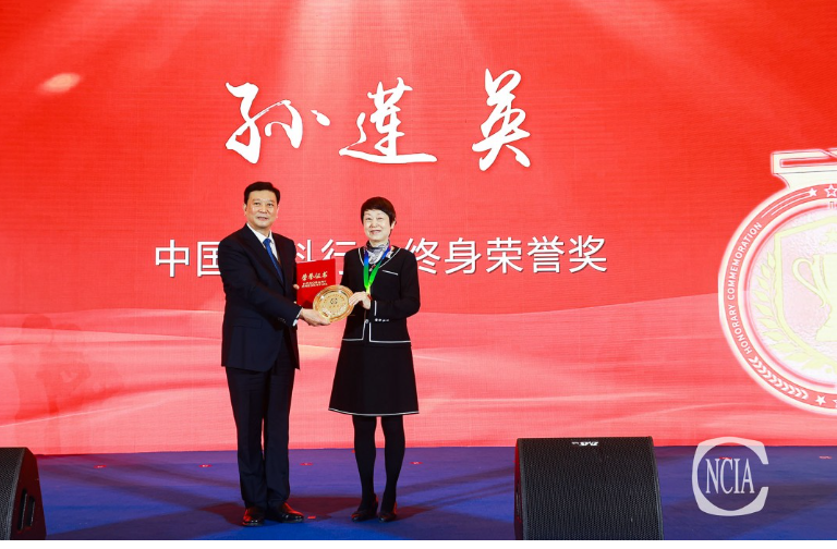 在會(huì)議上，中國涂料工業(yè)協(xié)會(huì)名譽(yù)會(huì)長孫蓮英，獲得中國涂料工業(yè)協(xié)會(huì)頒發(fā)的涂料行業(yè)終身榮譽(yù)獎(jiǎng)。孫蓮英自2009年起連續(xù)13年掌舵涂料行業(yè)這艘巨輪乘風(fēng)破浪、揚(yáng)帆遠(yuǎn)航。在中國涂料工業(yè)的百年發(fā)展史上，這是值得濃墨重彩記錄的一筆。