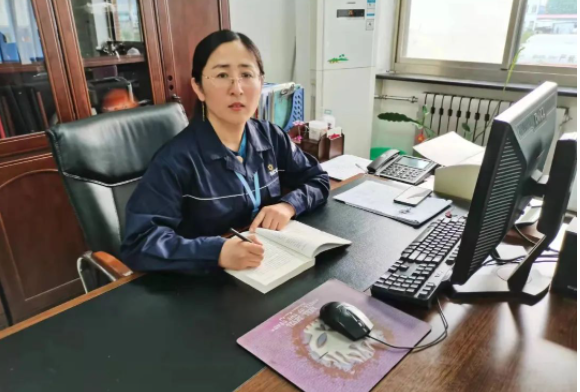 萬達集團·耐斯特炭黑有限公司劉明燕在第十二屆黃河口首席技師評選中榮獲榮譽稱號。經(jīng)過多輪角逐，劉明燕在眾多參賽者中脫穎而出。
