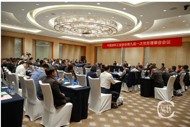 劉普軍會長指出，中國涂料工業(yè)協(xié)會常務(wù)理事會應(yīng)具有榮譽感、責(zé)任感和自豪感，并強調(diào)，常務(wù)理事單位要帶頭執(zhí)行協(xié)會章程，帶頭執(zhí)行行規(guī)行約，要做企業(yè)發(fā)展的示范者，做行業(yè)發(fā)展的引領(lǐng)者，要維護(hù)行業(yè)整體利益，樹立行業(yè)良好形象。