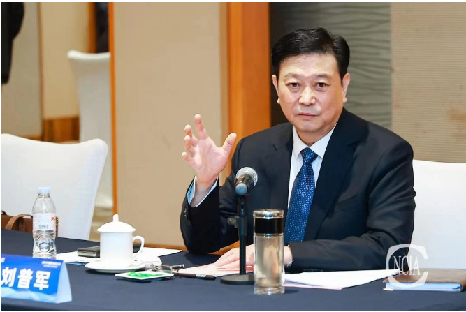 劉普軍會(huì)長(zhǎng)主持會(huì)議并講話。劉普軍會(huì)長(zhǎng)在講話中首先代表中國(guó)涂料工業(yè)協(xié)會(huì)和大會(huì)組委會(huì)，對(duì)各位政府領(lǐng)導(dǎo)和企業(yè)家們的到來(lái)表示熱烈歡迎。并表示本次大會(huì)是中國(guó)涂料工業(yè)協(xié)會(huì)新一屆領(lǐng)導(dǎo)集體當(dāng)選后的第一次國(guó)際性大會(huì)，意義重大。劉普軍會(huì)長(zhǎng)表示，新一屆領(lǐng)導(dǎo)集體將堅(jiān)持正確的政治方向，引領(lǐng)中國(guó)涂料行業(yè)，時(shí)刻聚焦涂料屆的時(shí)與勢(shì)、危與機(jī)，帶領(lǐng)涂料行業(yè)沿著正確的政治方向前進(jìn)。