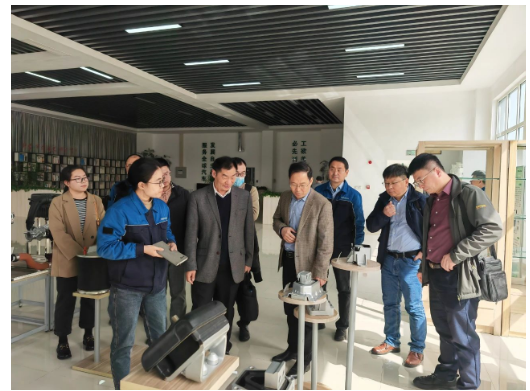 山東科技大學(xué)交通學(xué)院院長(zhǎng)莘嵩一行來到山東美晨工業(yè)集團(tuán)有限公司進(jìn)行參觀調(diào)研。本次交流中，雙方就開展校企合作、培養(yǎng)高端人才、共建校企研究平臺(tái)、推進(jìn)“產(chǎn)學(xué)研”深度融合等進(jìn)行深入探討交流。