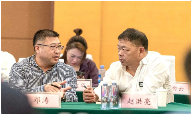 利通科技董事長(zhǎng)趙洪亮首先對(duì)利通科技二十年來(lái)的發(fā)展歷程及未來(lái)十年的戰(zhàn)略規(guī)劃進(jìn)行了講解與解讀。董事長(zhǎng)表示，利通科技將圍繞國(guó)內(nèi)外市場(chǎng)推動(dòng)實(shí)施品牌發(fā)展戰(zhàn)略，從市場(chǎng)渠道、人才儲(chǔ)備、產(chǎn)品集成、技術(shù)創(chuàng)新等方面實(shí)現(xiàn)“由基礎(chǔ)到先進(jìn)，由先進(jìn)到卓越”跨越式的發(fā)展。