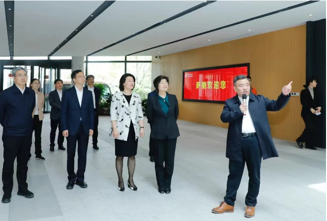 江蘇省政協(xié)主席張義珍一行日前到訪了薩馳智能裝備股份有限公司進行考察調(diào)研。