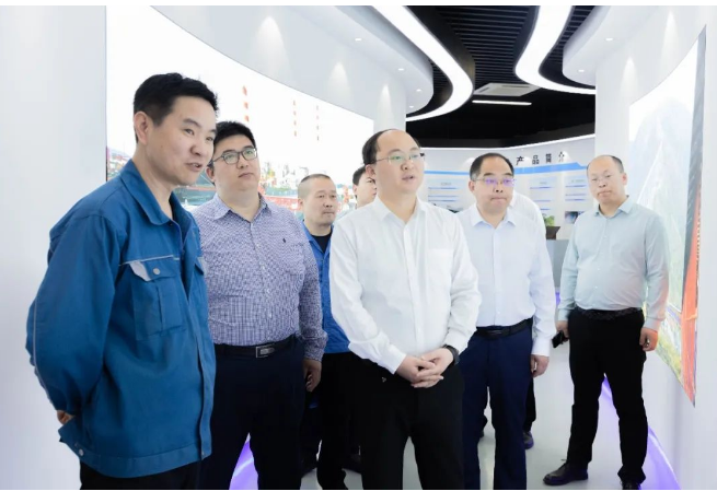 在座談會(huì)上，郎總分別從公司企業(yè)文化、科研成果、產(chǎn)品開發(fā)、營(yíng)銷模式、市場(chǎng)建設(shè)等方面作了詳細(xì)的匯報(bào)。