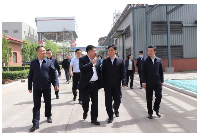 山西省太原市政府黨組成員、副市長(zhǎng)高德勝日前深入山西三強(qiáng)新能源科技有限公司(簡(jiǎn)稱(chēng)“三強(qiáng)新能源”)進(jìn)行調(diào)研?？h委副書(shū)記、縣長(zhǎng)、清徐經(jīng)濟(jì)開(kāi)發(fā)區(qū)黨工委書(shū)記李福貴，清徐經(jīng)濟(jì)開(kāi)發(fā)區(qū)黨工委副書(shū)記、管委會(huì)主任陳曉勇也一同參加。