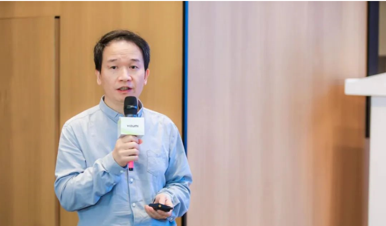 華南理工大學(xué)材料學(xué)院院長(zhǎng)郭寶春帶來(lái)了《可重復(fù)加工橡膠的設(shè)計(jì)和制備》的報(bào)告。他介紹了兼顧增強(qiáng)和可重復(fù)加工的動(dòng)態(tài)共價(jià)交聯(lián)橡膠的設(shè)計(jì)，包括界面可交換鍵、動(dòng)態(tài)共價(jià)鍵/動(dòng)態(tài)弱鍵等雙交聯(lián)設(shè)計(jì)，指出動(dòng)態(tài)共價(jià)交聯(lián)橡膠為可重復(fù)加工橡膠的設(shè)計(jì)提供了重要機(jī)遇。