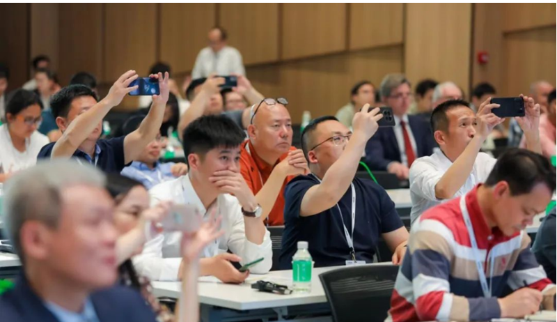 此次高峰論壇圍繞“綠色低碳、智創(chuàng)未來(lái)”的主題，業(yè)內(nèi)知名專家學(xué)者分享了多個(gè)業(yè)內(nèi)高精尖技術(shù)先進(jìn)課題，現(xiàn)場(chǎng)反響熱烈，不少與會(huì)客商進(jìn)行了積極互動(dòng)，對(duì)業(yè)內(nèi)目前存在的問(wèn)題也進(jìn)行了深入討論。