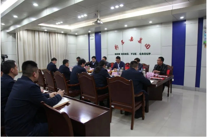 在隨后舉行的座談會上，集團黨委書記、董事長李勇熱情會見了來訪的青島大學專家學者，并與谷正教授、李群教授等人進行了親切交談。同時，殷峰就公司發(fā)展歷程、產(chǎn)品制造與銷售、獲得榮譽以及項目開展情況，軒召民就公司技術中心、技術研發(fā)與產(chǎn)品開發(fā)等情況分別向青島大學專家學者做了詳細介紹。