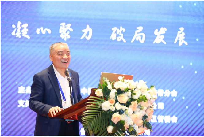 膠管膠帶分會第十屆理事會理事長、無錫寶通科技股份有限公司董事長包志方向大會作了《直面當(dāng)前嚴(yán)峻形勢 凝心聚力 破局發(fā)展》的報告。他指出，過去一年，膠管膠帶行業(yè)整體表現(xiàn)不佳，實現(xiàn)利潤降幅明顯，但隨著國內(nèi)經(jīng)濟逐步復(fù)蘇，行業(yè)發(fā)展有望持續(xù)回升。他希望全行業(yè)能凝聚共識、匯聚力量，共同應(yīng)對挑戰(zhàn)，實現(xiàn)破局發(fā)展。