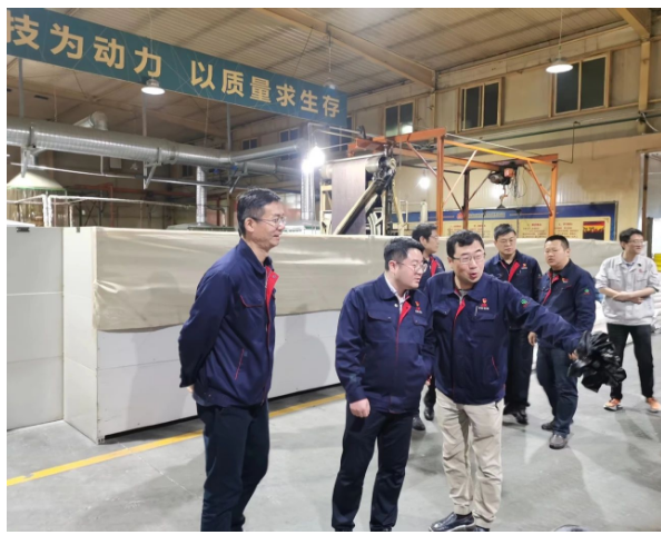 為了精確分析和解決膠管分公司在生產(chǎn)經(jīng)營(yíng)中的瓶頸問(wèn)題，推動(dòng)企業(yè)發(fā)展，陜西延長(zhǎng)石油物流集團(tuán)有限公司總經(jīng)理、黨委副書記張航偉一行于4月21日到該分公司調(diào)研生產(chǎn)經(jīng)營(yíng)、市場(chǎng)開發(fā)、安全環(huán)保等情況，公司副總經(jīng)理魏穩(wěn)戰(zhàn)陪同。