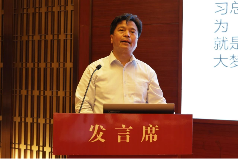 北京化工大學楊衛(wèi)民教授的報告是“輪胎設計與制造工藝裝備創(chuàng)新發(fā)展”，介紹了他從北京化工大學畢業(yè)后從事的橡膠機械開發(fā)、塑料機械開發(fā)，以及目前為輪胎制造裝備提出的創(chuàng)新設計理念。