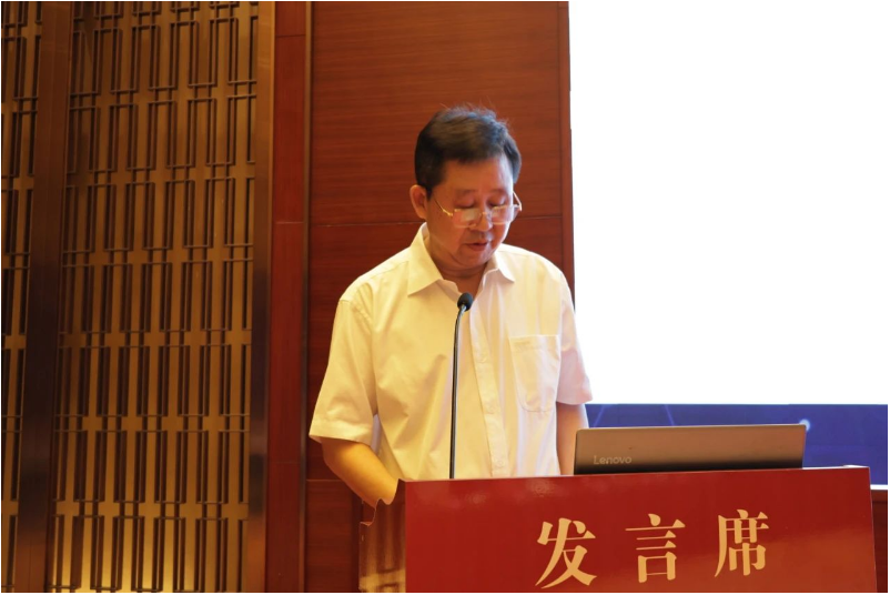 益陽橡機”杯2021-22-23年橡膠機械年會暨科技創(chuàng)新與數(shù)字化制造經驗交流會在橡膠機械專委會秘書長陳維芳《沁園春.長沙》的詩朗誦聲中拉開了序幕。由于新冠肺炎疫情，本次年會推遲了3年，所以冠名的年會也跨越了3年。
