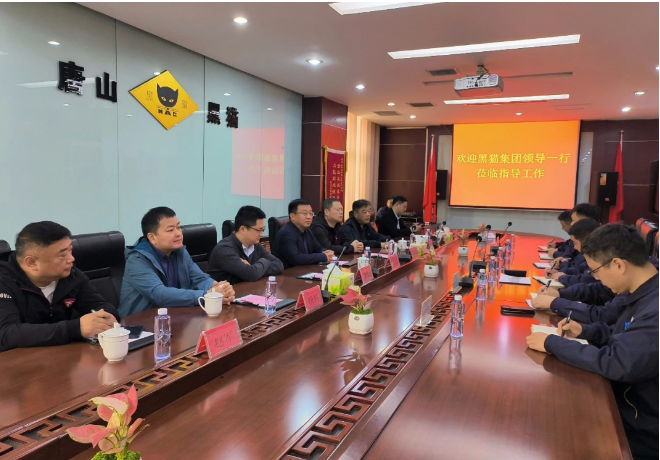后，在座談會(huì)上，魏明表示，要在鞏固現(xiàn)有成績基礎(chǔ)上持續(xù)提升現(xiàn)場管理，積極與炭黑事業(yè)部及對(duì)口部門加強(qiáng)溝通對(duì)接，準(zhǔn)確把握市場需求及經(jīng)營決策，實(shí)現(xiàn)產(chǎn)銷平衡，加快完成現(xiàn)階段煤氣對(duì)接，徹底解決燃料問題，快速實(shí)現(xiàn)盈利。同時(shí)各車間要會(huì)算賬、算好賬，創(chuàng)造價(jià)值、干出效益。