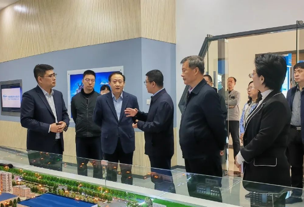 張國盛副主任一行參觀了集團公司文化展廳和產品展廳，了解了鵬翎集團在企業(yè)文化、產品研發(fā)方面取得的成就和創(chuàng)新。此外，張國盛副主任對集團公司在區(qū)域合作方面取得的進展和成績給予了肯定和贊揚，并希望集團公司在未來繼續(xù)發(fā)揮引領作用，為濱海新區(qū)乃至京津冀地區(qū)的蓬勃發(fā)展貢獻力量。