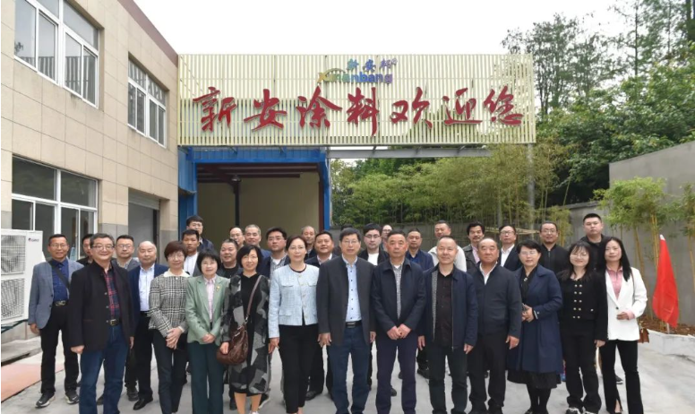 趙新建會(huì)長(zhǎng)作會(huì)議總結(jié)發(fā)言，表示我省建筑涂料企業(yè)應(yīng)在提升品牌特色服務(wù)和立足本地上多下功夫，力爭(zhēng)企業(yè)長(zhǎng)久發(fā)展，并就各位理事提出的意見(jiàn)和建議作了充分的解答和講解，會(huì)議取得圓滿成功。