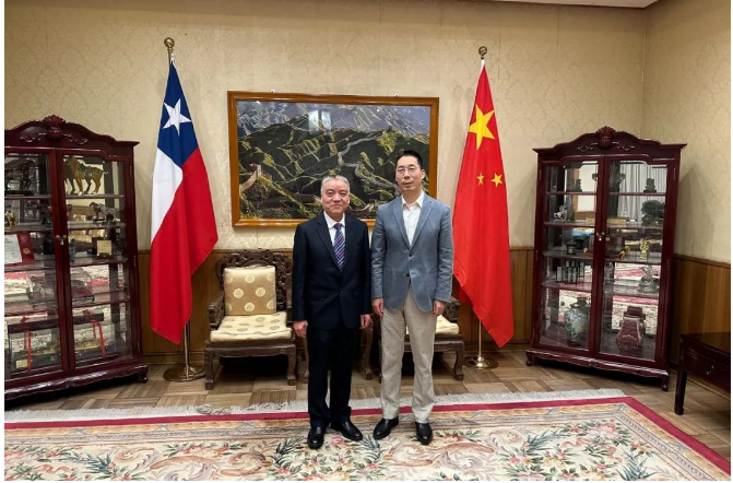 寶通科技董事長(zhǎng)包志方一行正在南美進(jìn)行考察訪問(wèn)。4月26日，他們?cè)谥抢袊?guó)大使館受到了牛清報(bào)大使的接見，并就一系列共同關(guān)心的問(wèn)題交換了意見。