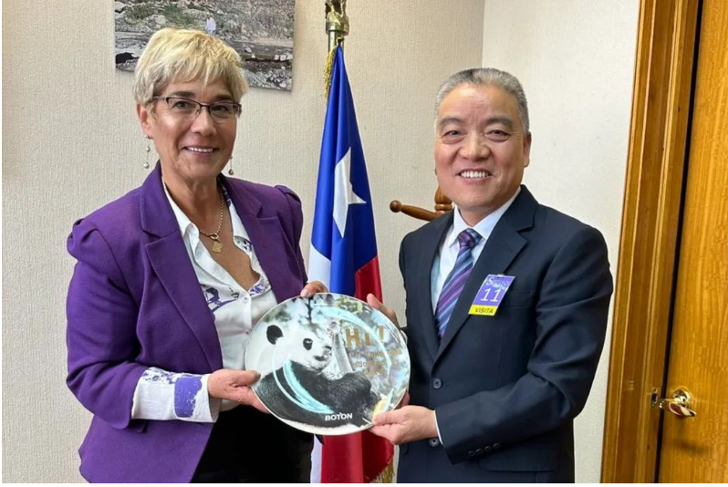 4月24日，包總一行還前往智利國(guó)會(huì)大廈所在地Valparaiso，拜會(huì)智利參議院副主席露斯·斯彭博格女士。包董事長(zhǎng)向斯彭博格議長(zhǎng)介紹了寶通計(jì)劃在智利圍繞智能化技術(shù)與產(chǎn)品，以及資源循環(huán)與環(huán)境保護(hù)等重點(diǎn)項(xiàng)目進(jìn)行投資布局。議長(zhǎng)對(duì)此計(jì)劃表示大力贊賞，并承諾將全面支持和協(xié)助。