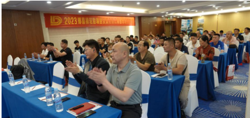 鄧喜祿COO張浩洋表示，當(dāng)前市場(chǎng)形勢(shì)下，消費(fèi)者更傾向于選擇運(yùn)營(yíng)維度大、經(jīng)營(yíng)項(xiàng)目一體化、一站式服務(wù)的商家。此外，易損汽配與輪胎一體化是趨勢(shì)，鄧喜祿輪胎項(xiàng)目能為易損件經(jīng)銷(xiāo)商帶來(lái)優(yōu)勢(shì)，選擇鄧喜祿將是最正確的選擇。鄧喜祿輪胎以三個(gè)關(guān)鍵詞——安全、節(jié)能、環(huán)保來(lái)提高輪胎質(zhì)量，并將全面進(jìn)入云南市場(chǎng)。