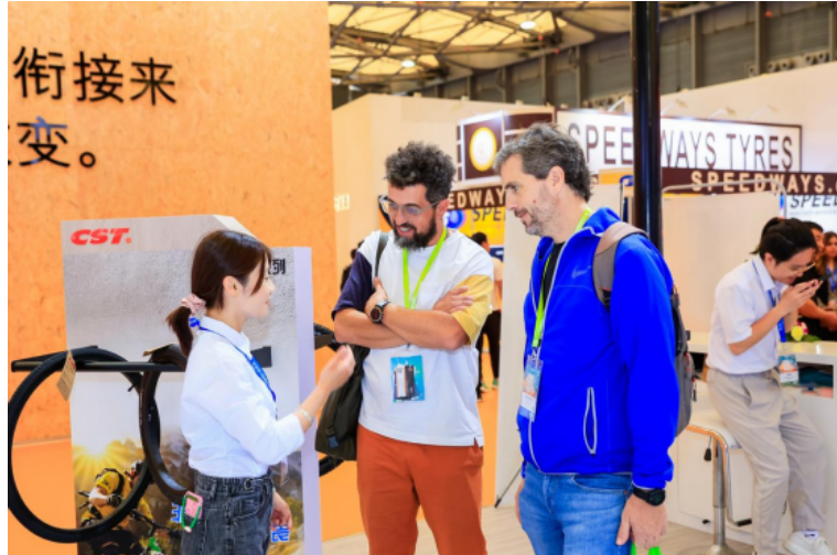作為展會上備受關(guān)注的企業(yè)之一，正新輪胎吸引了眾多采購商的關(guān)注。據(jù)炭黑產(chǎn)業(yè)網(wǎng)了解，各國核心客戶對正新輪胎的新產(chǎn)品表示了極大的興趣，紛紛駐足觀看，洽談合作。此外，正新輪胎還展出了行銷全世界100多個國家的自行車輪胎主力產(chǎn)品，包括E-BIKE、SMALL WHEEL、ROAD/GRAVEL、MTB、CITY、SAKURA、TUBES、BROWNS FAMILY、DK40等多樣化系列產(chǎn)品。