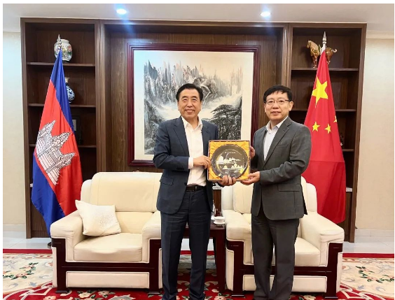據(jù)了解，這次訪問也為國橡中心的國際化進(jìn)程注入了新的動力。國橡中心將在柬埔寨打造天然膠生產(chǎn)基地，利用先進(jìn)技術(shù)和產(chǎn)業(yè)鏈協(xié)同優(yōu)勢，提高橡膠生產(chǎn)效率和質(zhì)量，為全球客戶提供更加優(yōu)質(zhì)的橡膠產(chǎn)品。同時，國橡中心的投資也將促進(jìn)柬埔寨本土橡膠企業(yè)的發(fā)展，提高當(dāng)?shù)氐漠a(chǎn)業(yè)水平和競爭力。