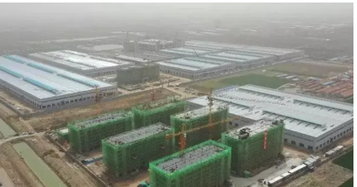 據(jù)了解，該項(xiàng)目由青島環(huán)球輸送帶有限公司投資建設(shè)，總投資30億元，占地780畝，主要從事各種規(guī)格、型號的抗撕裂高強(qiáng)力輸送帶生產(chǎn)。項(xiàng)目一期已于今年4月竣工投產(chǎn)，而項(xiàng)目二期則在快速建設(shè)之中。