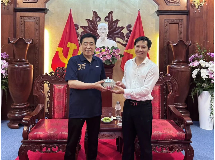越南生產(chǎn)基地作為世界最大的單體橡膠輪胎工廠之一，生產(chǎn)的輪胎種類多樣，產(chǎn)品質(zhì)量備受好評(píng)。數(shù)千越南員工在生產(chǎn)基地成長(zhǎng)為優(yōu)秀人才，在崗位上肩負(fù)起重要責(zé)任。據(jù)了解，未來，賽輪集團(tuán)將依托國橡中心產(chǎn)業(yè)鏈優(yōu)勢(shì)，加速新設(shè)備、新工藝等在越南生產(chǎn)基地的應(yīng)用，打造全球先進(jìn)輪胎生產(chǎn)基地新樣板。