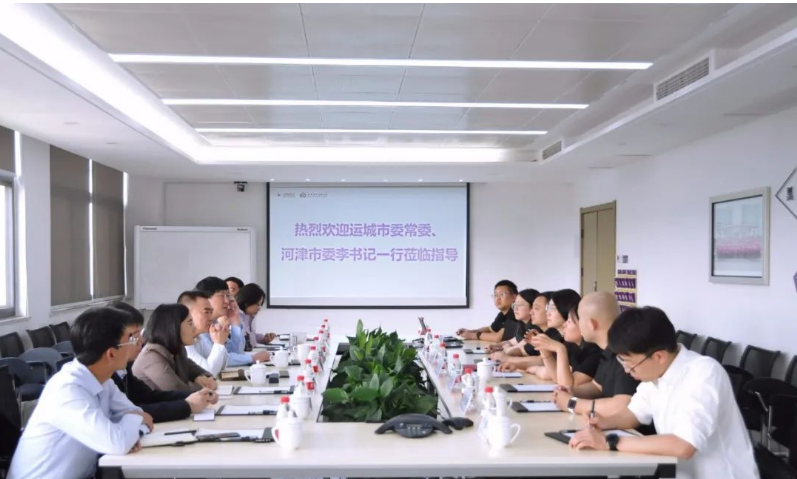 據(jù)了解，李曉武一行在現(xiàn)場(chǎng)聽取了黑貓股份特種炭黑事業(yè)部關(guān)于經(jīng)營(yíng)發(fā)展、戰(zhàn)略布局、市場(chǎng)開拓以及技術(shù)研發(fā)等方面的情況介紹。在聽取過(guò)程中，他們對(duì)企業(yè)的經(jīng)營(yíng)戰(zhàn)略、團(tuán)隊(duì)素質(zhì)以及行業(yè)影響力等方面給予了充分肯定。與此同時(shí)，李曉武還向企業(yè)介紹了河津市良好的政商環(huán)境，并表達(dá)了對(duì)企業(yè)良好發(fā)展的期望和支持。