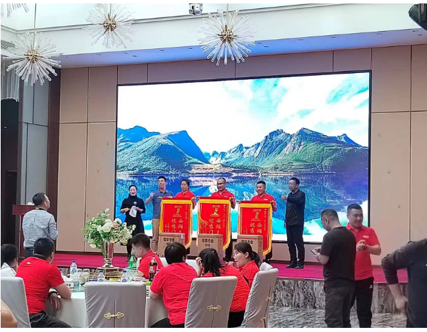 中策橡膠乘用車胎銷售部吉林區(qū)域經(jīng)理肖強(qiáng)強(qiáng)介紹了渠道政策，并強(qiáng)調(diào)中策將提供各項(xiàng)保障。1號產(chǎn)品在各個方面的突破為全面的發(fā)展帶來了巨大的飛躍。除了產(chǎn)品方面的支持外，中策還將從多個維度幫助零售商提升競爭力，賦能萬千輪胎人。中策承諾通過渠道的全面支持，幫助門店實(shí)現(xiàn)快速進(jìn)步與成長，使更多同行者能夠在頂峰相遇。