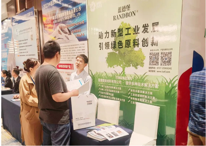 藍(lán)德堡的水性工業(yè)乳液產(chǎn)品廣泛應(yīng)用于普通鋼結(jié)構(gòu)、集裝箱、軌道交通、石化、工程機(jī)械、風(fēng)電、橋梁、船舶、水性木器漆、防火涂料、水性地坪漆等多個(gè)領(lǐng)域。此外，藍(lán)德堡還提供一般工業(yè)防護(hù)涂料、水性木器漆、車輛工程及設(shè)備、工業(yè)防腐涂料、軌道交通、水性集裝箱等解決方案，為客戶提供全方位的技術(shù)支持。