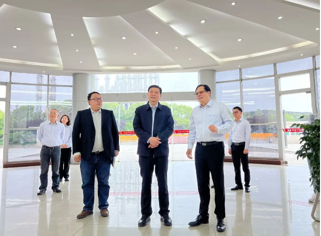 長江涂料公司熱烈歡迎了中國涂料工業(yè)協(xié)會會長劉普軍及其隨行領(lǐng)導的到訪。長江涂料總經(jīng)理張衛(wèi)中代表公司向劉會長一行展示了公司的發(fā)展歷程、經(jīng)營理念以及在應(yīng)對各種挑戰(zhàn)方面所采取的措施和方法。