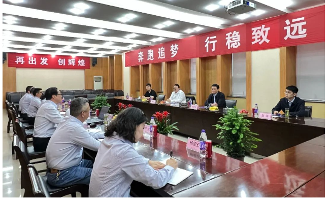 劉普軍會長對長江涂料公司在綠色轉(zhuǎn)型升級、高質(zhì)量發(fā)展道路上的努力表示充分肯定和贊許。這次訪問為雙方的交流與合作提供了更好的機遇，也進一步推動了中國涂料行業(yè)的發(fā)展。