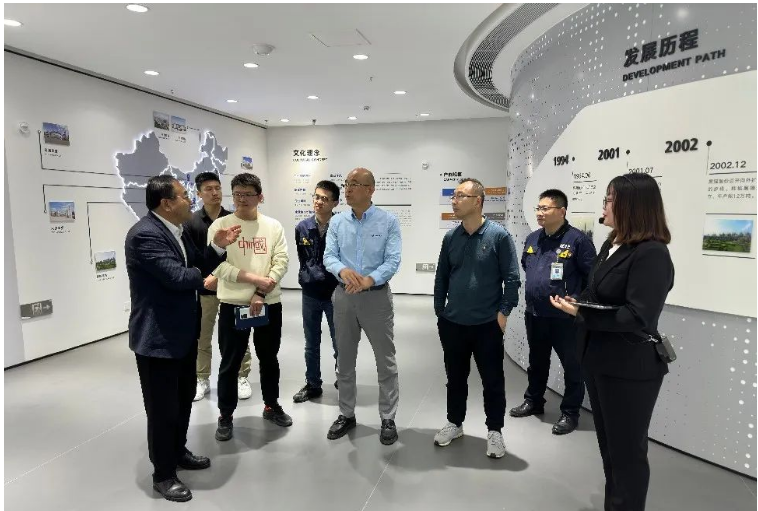 簽約儀式前，專(zhuān)家組先后參觀了青島黑貓研發(fā)中心、檢測(cè)中心和中試車(chē)間。青島黑貓公司黨支部書(shū)記、總經(jīng)理王宏以及相關(guān)研發(fā)團(tuán)隊(duì)向?qū)＜医M介紹了公司的自主研發(fā)項(xiàng)目、與相關(guān)大學(xué)合作項(xiàng)目的進(jìn)展情況，以及產(chǎn)品在輪胎中的應(yīng)用特性。