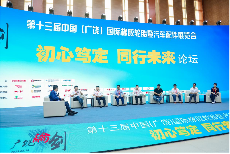 此外，論壇還邀請(qǐng)到了各行業(yè)專家和企業(yè)代表進(jìn)行主題演講和圓桌論壇討論，分享經(jīng)驗(yàn)和探討行業(yè)發(fā)展的機(jī)遇和挑戰(zhàn)。演講嘉賓們就如何建立智慧供應(yīng)鏈、借鑒國外經(jīng)驗(yàn)、進(jìn)行數(shù)字化升級(jí)以及轉(zhuǎn)型發(fā)展等方面提出了寶貴的建議和見解。