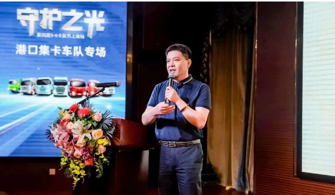 在活動中，雙錢輪胎市場發(fā)展部的錢志強發(fā)表了致辭，分享了雙錢輪胎百年的發(fā)展歷程和品牌的文化理念。他強調(diào)，雙錢輪胎通過智能化工廠和數(shù)字化賦能生產(chǎn)工藝，不僅在國內(nèi)市場上取得了成功，還邁向了國際市場。憑借先進的輪胎研發(fā)體系和前沿的新材料應用，雙錢輪胎在商用車、乘用車、工程機械車輛等領域提供覆蓋全面的產(chǎn)品，滿足不同場景下的輪胎需求。