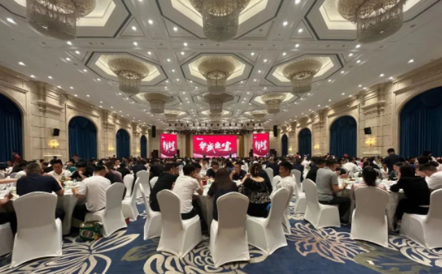 據(jù)了解，為了感謝代理商長期以來對公司的支持，展會期間華盛橡膠集團邀請各地代理商前來參觀，并組織了經(jīng)銷商研討會和晚宴招待，以加強合作關(guān)系。