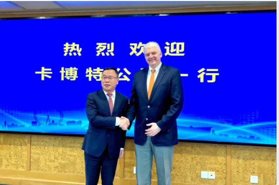 近日卡博特公司執(zhí)行副總裁、功能性補(bǔ)強(qiáng)材料業(yè)務(wù)總裁、數(shù)字化運(yùn)營(yíng)總裁兼美洲地區(qū)總裁霍博特先生(Bart Kalkstein)一行訪問(wèn)了閔行區(qū)委陳宇劍書(shū)記等有關(guān)領(lǐng)導(dǎo)。在會(huì)晤中，雙方領(lǐng)導(dǎo)互相表示了合作和支持的意愿。