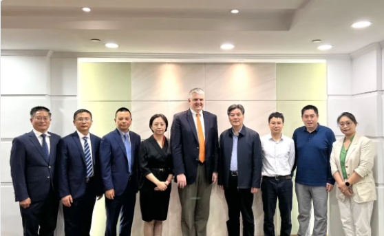 據(jù)了解，會議上還有上海市發(fā)改委能源處、產(chǎn)業(yè)處以及資源節(jié)約和環(huán)境保護(hù)處的相關(guān)領(lǐng)導(dǎo)出席。卡博特公司副總裁、中國區(qū)董事總經(jīng)理及功能性補(bǔ)強(qiáng)材料中國區(qū)業(yè)務(wù)總監(jiān)王維琤女士、亞太區(qū)制造管理、中國區(qū)企業(yè)事務(wù)以及上海工廠的相關(guān)負(fù)責(zé)人也參加了會議。