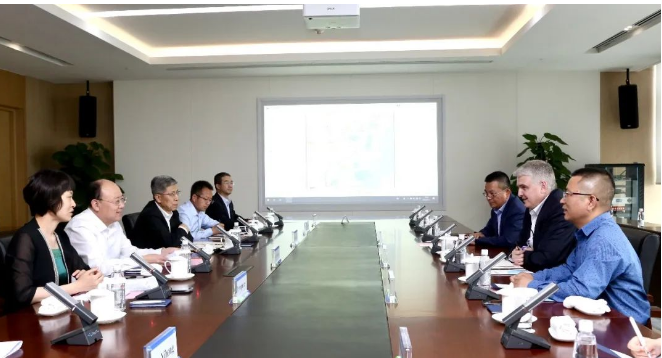 卡博特公司執(zhí)行副總裁、功能性補強材料業(yè)務(wù)總裁、數(shù)字化運營總裁兼美洲地區(qū)總裁霍博特先生(Bart Kalkstein)一行拜訪了天津經(jīng)濟(jì)技術(shù)開發(fā)區(qū)管委會(TEDA)尤天成書記等有關(guān)領(lǐng)導(dǎo)，雙方就卡博特在天津經(jīng)開區(qū)的可持續(xù)發(fā)展等議題進(jìn)行了友好交流。