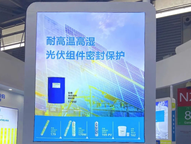集泰股份近期在光伏膠市場取得了顯著的成績。僅在2022年，該公司兩條新的光伏膠產(chǎn)線正式投產(chǎn)，年產(chǎn)能達到2.88萬噸，能夠滿足光伏新能源下游客戶未來的供貨需求，鞏固了其在行業(yè)中的優(yōu)勢地位。隨著新產(chǎn)線產(chǎn)能的逐步釋放，集泰股份在光伏領(lǐng)域的業(yè)績顯著提升，并與晶科能源、正信光電、天合光能等行業(yè)龍頭企業(yè)達成合作，其在行業(yè)中的認可度迅速提高。