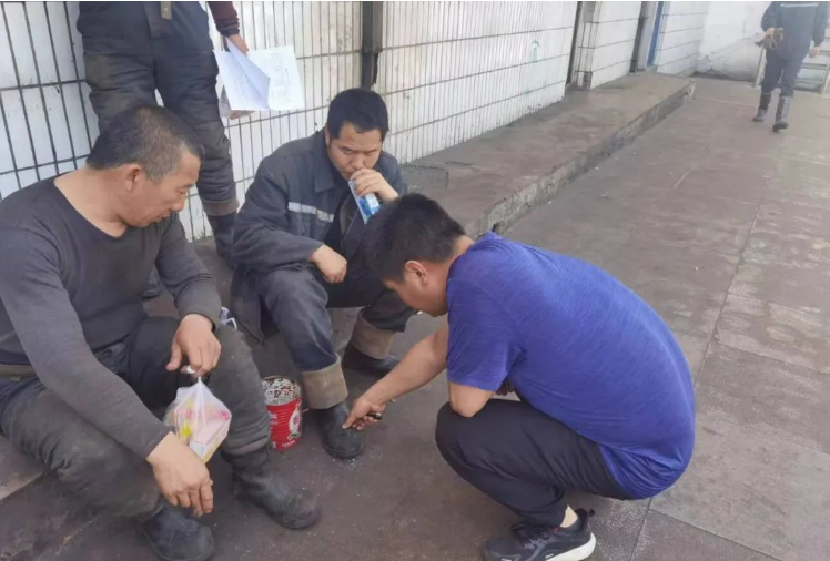 此外，鶴壁飛鶴銷售服務(wù)團(tuán)隊(duì)還走訪了礦產(chǎn)能源行業(yè)，了解了這個(gè)行業(yè)對橡膠制品的需求。作為橡膠制品的專業(yè)制造商，飛鶴公司的膠靴產(chǎn)品自1961年開始生產(chǎn)，致力于為勞動者提供耐用性和防護(hù)性能。走訪中，銷售團(tuán)隊(duì)詳細(xì)調(diào)研了工友們的穿用情況和對產(chǎn)品的反饋，收集了寶貴的意見和建議。